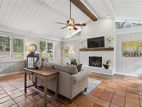 2nd image of 3720 Ashwood Dr SE