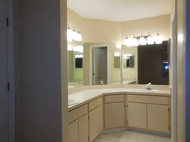 2939 Royal Palm Way — Photo 9