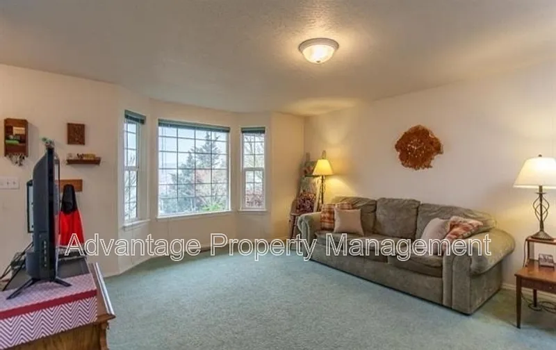3 bed, 2.0 bath, 1050 sqft, $2,400 — Photo 4