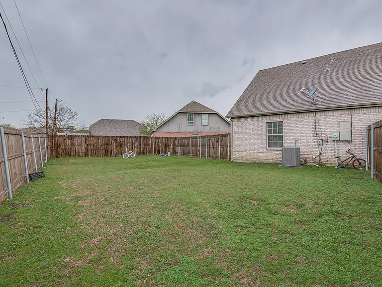 321 Queens Ct S — Photo 10
