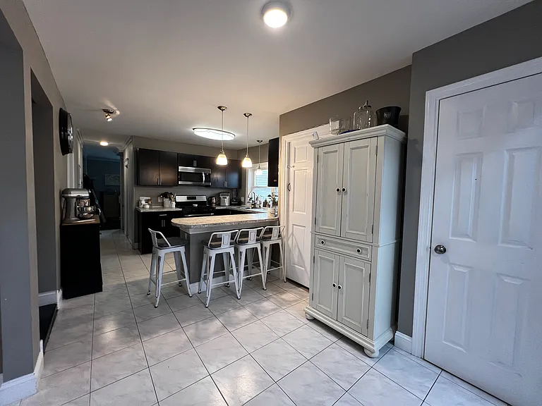 great tile floors in kitchen and dining area - a breeze to keep clean!
