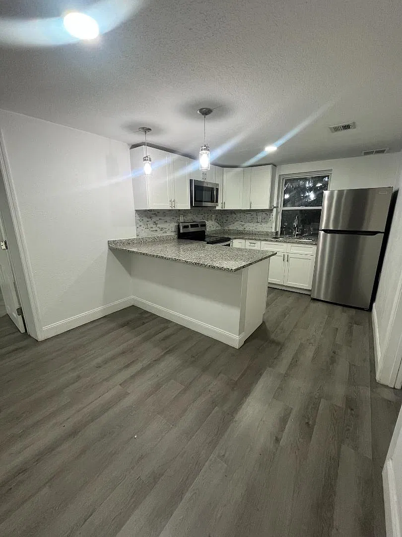 805 N Eustis St - B — Photo 4