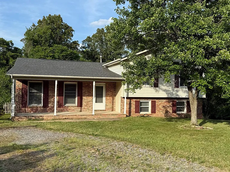 900 Dewberry Dr — Photo 1