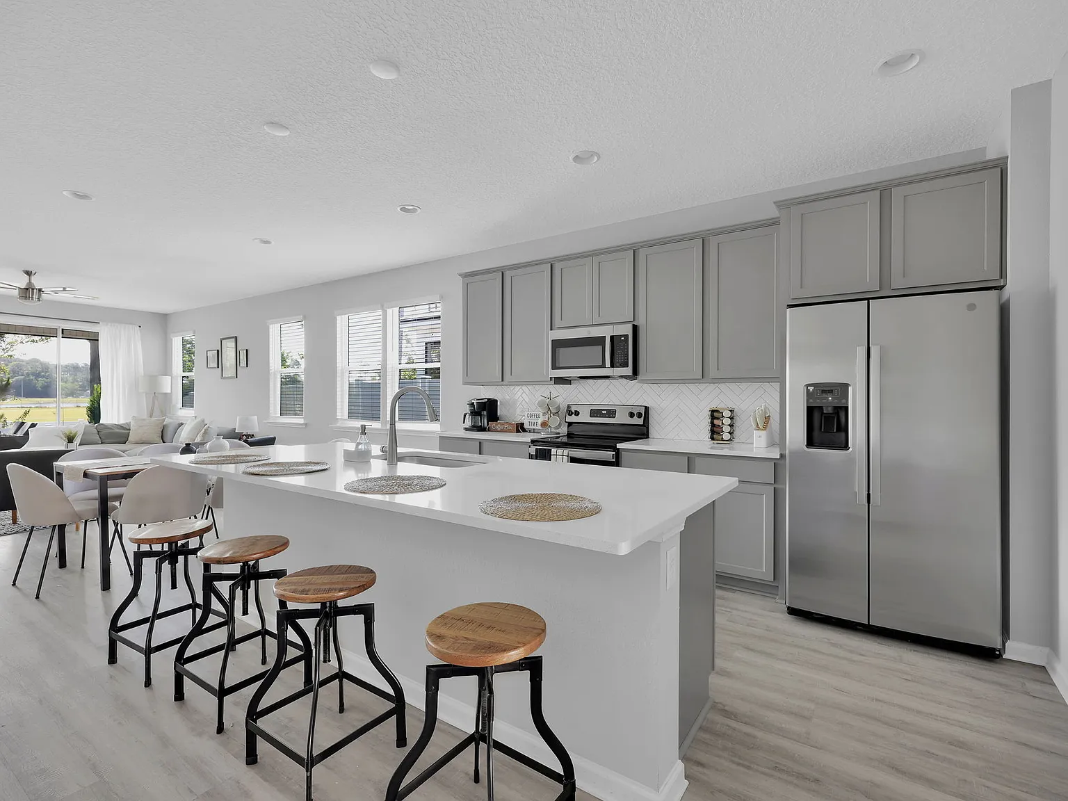 4 bed, 2046 sqft, $2,575 — Photo 3