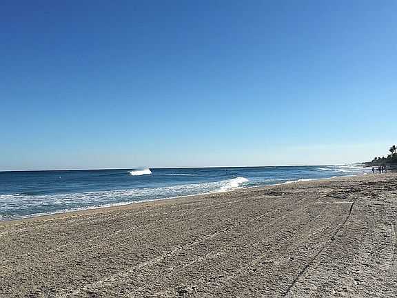 2 minute walk to this beach