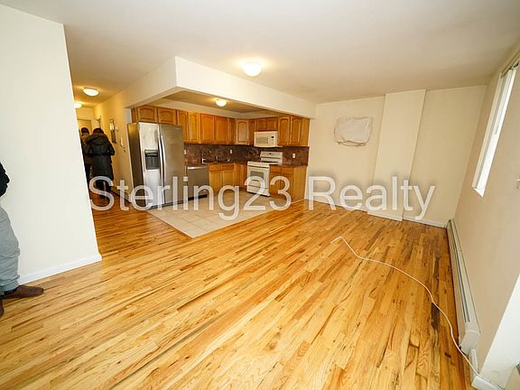 4th image of 2845 42nd St #3F