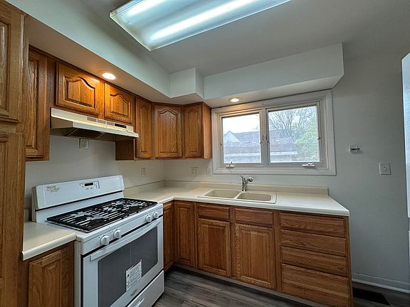 5th image of 810 Poplar St