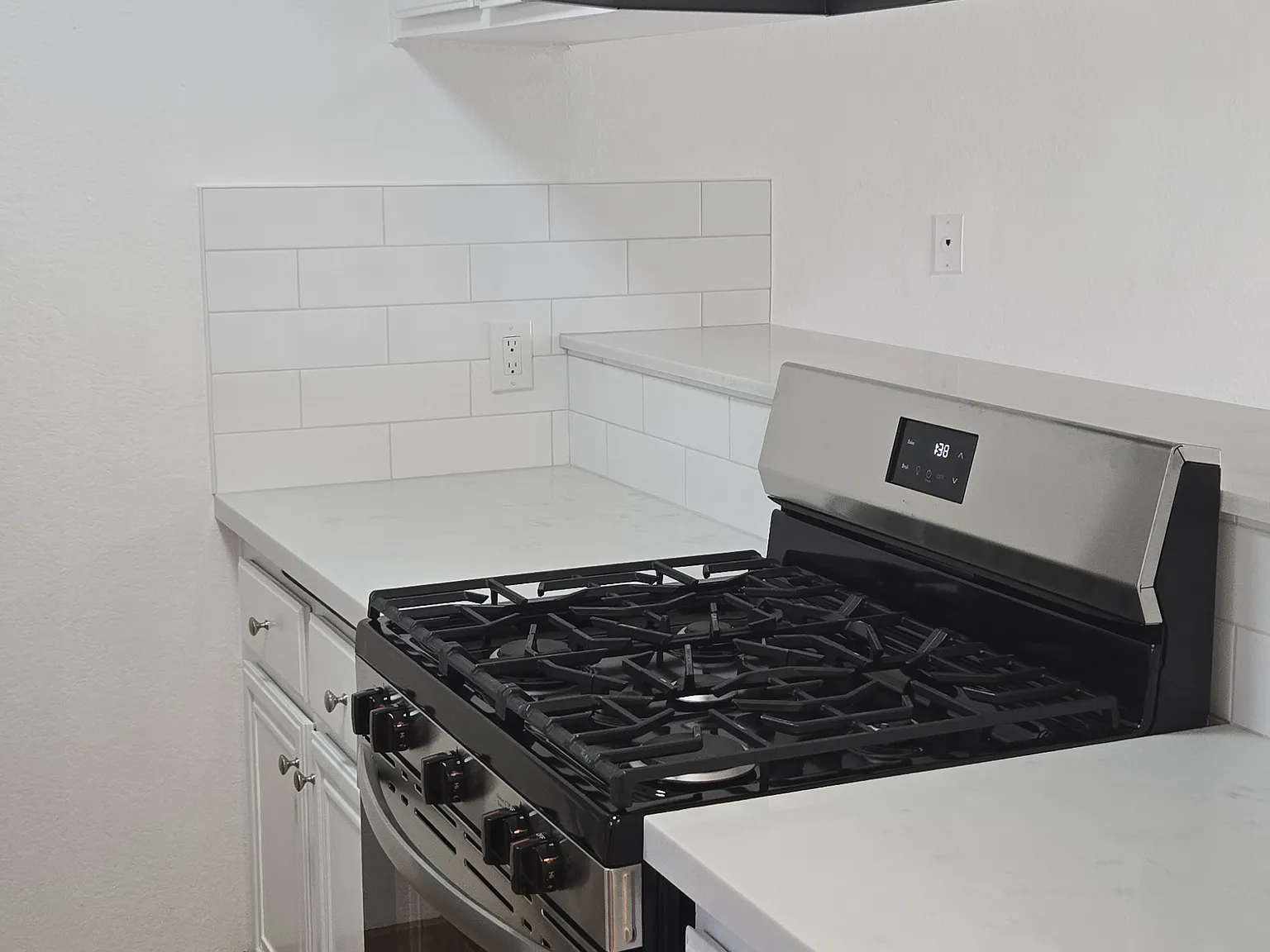2 bed, 696 sqft, $2,450 — Photo 3