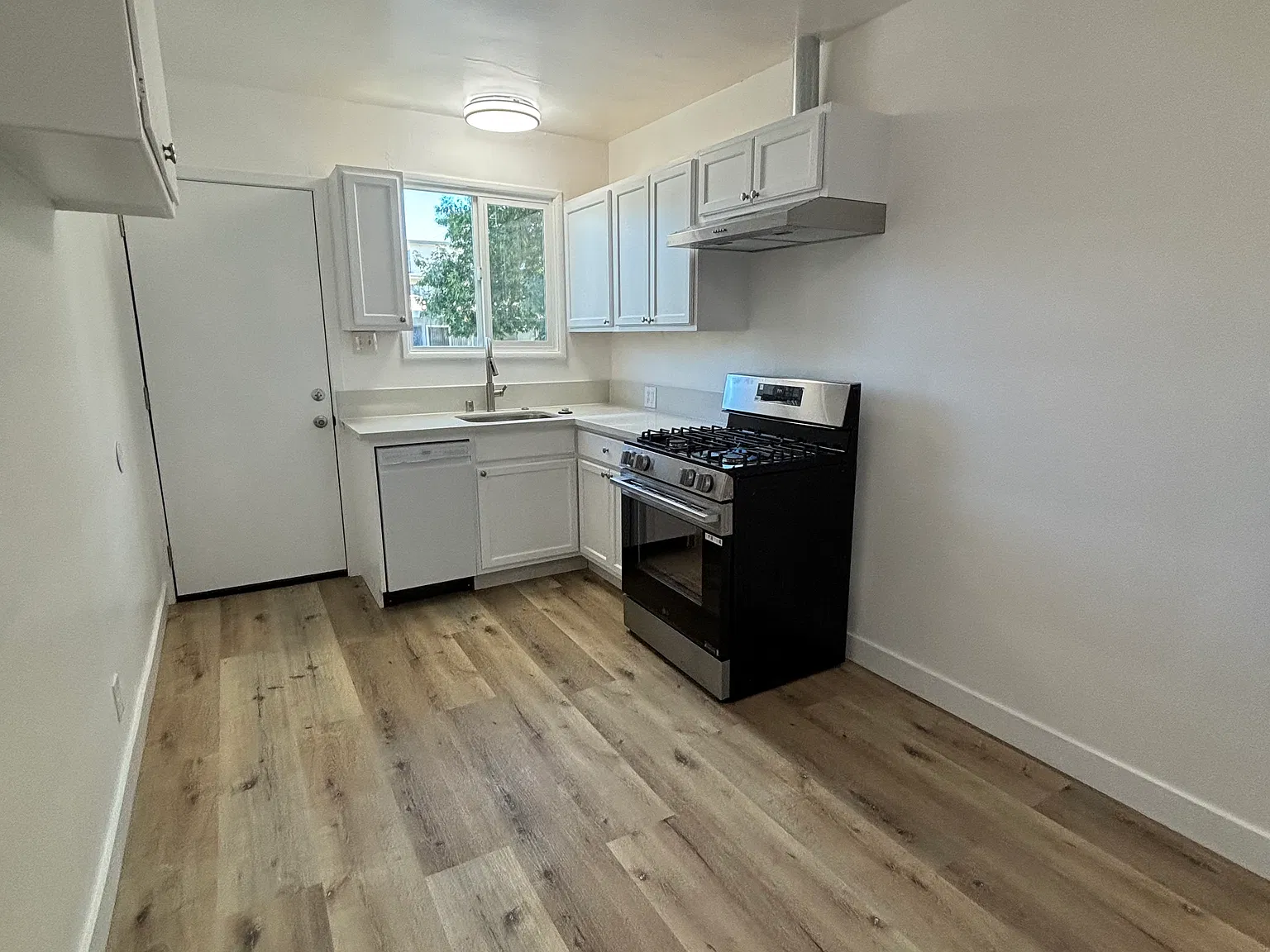 2 bed, 900 sqft, $2,195 — Photo 2