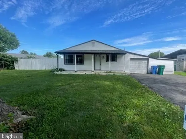 225 Oaktree Dr, Levittown, PA 19055