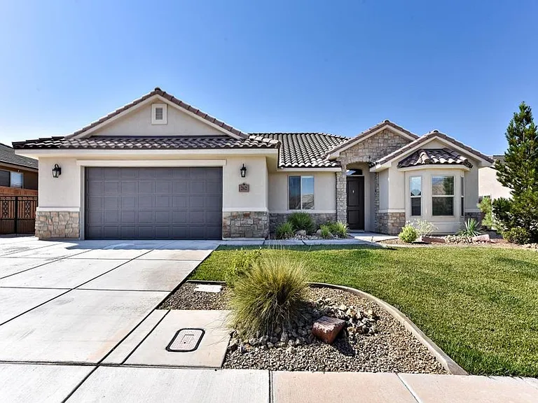 262 E Munich Dr — Photo 1
