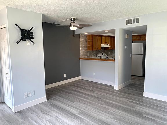 2nd image of 2992 Sir Hamilton Cir #6