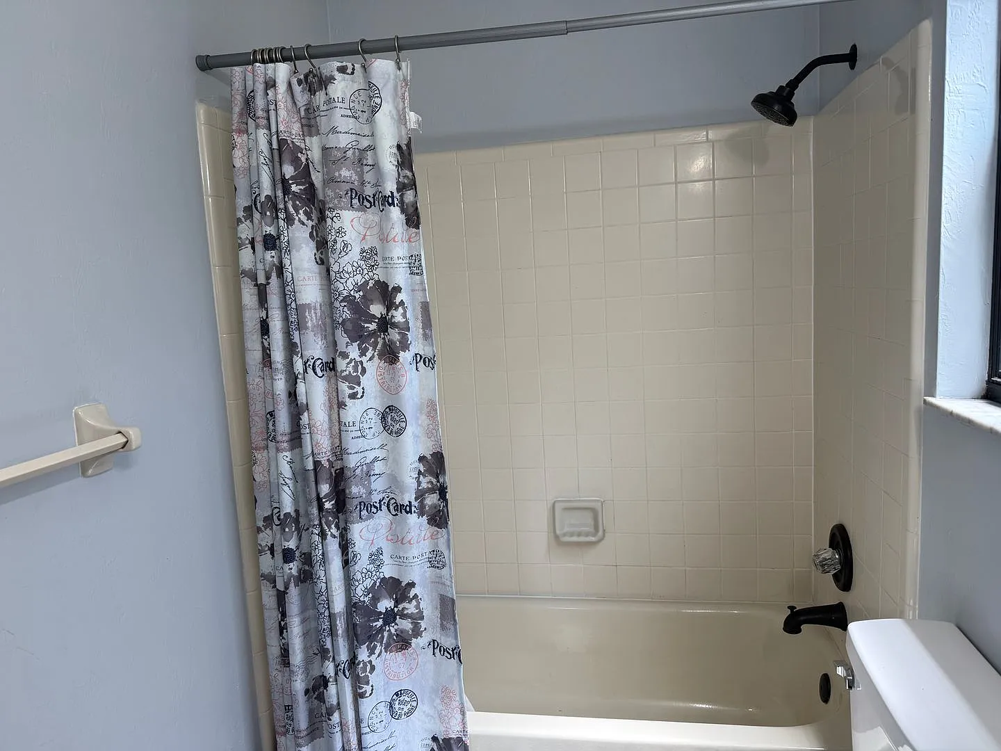 Charming 2BR/2BA Home in Gainesville's Historic Duckpond District — Photo 3