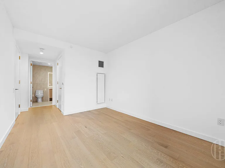 3 Court Sq #5801 — Photo 14