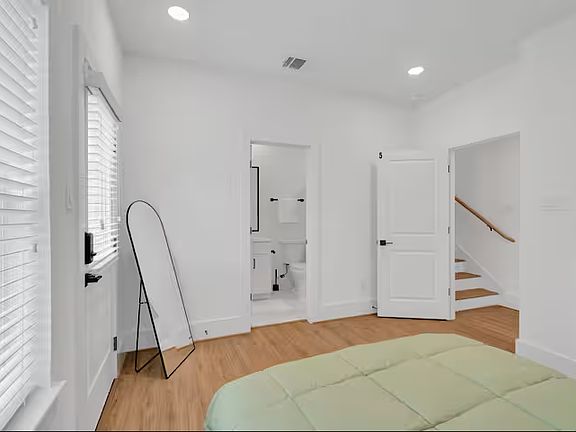 3rd image of 3417 Yellowstone Blvd Room 5