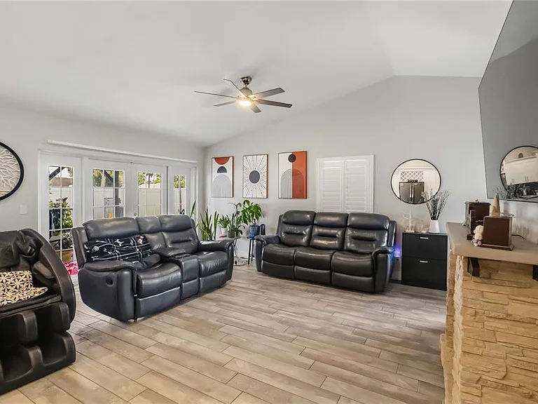 10327 Parkcrest Dr — Photo 4