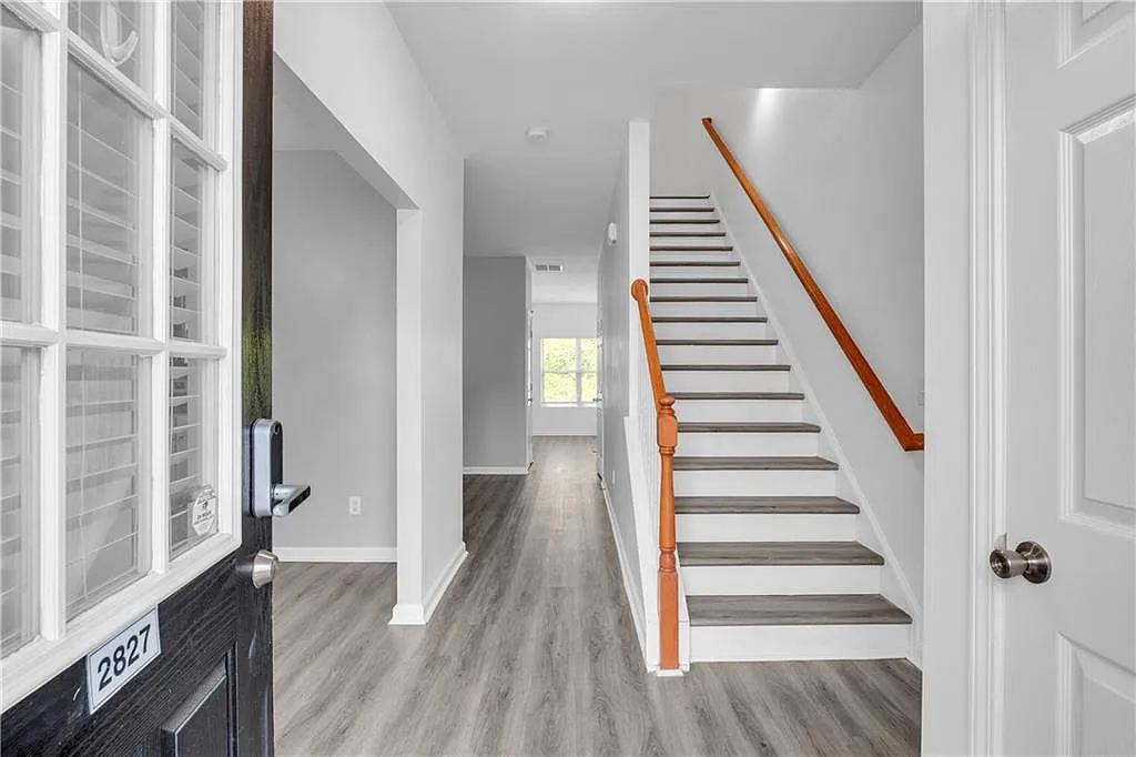 3 bed, 2.5 bath, 1526 sqft, $2,100 — Photo 3