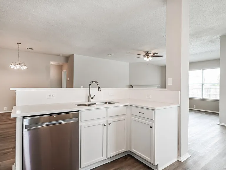 6730 Meadowcrest Dr — Photo 9