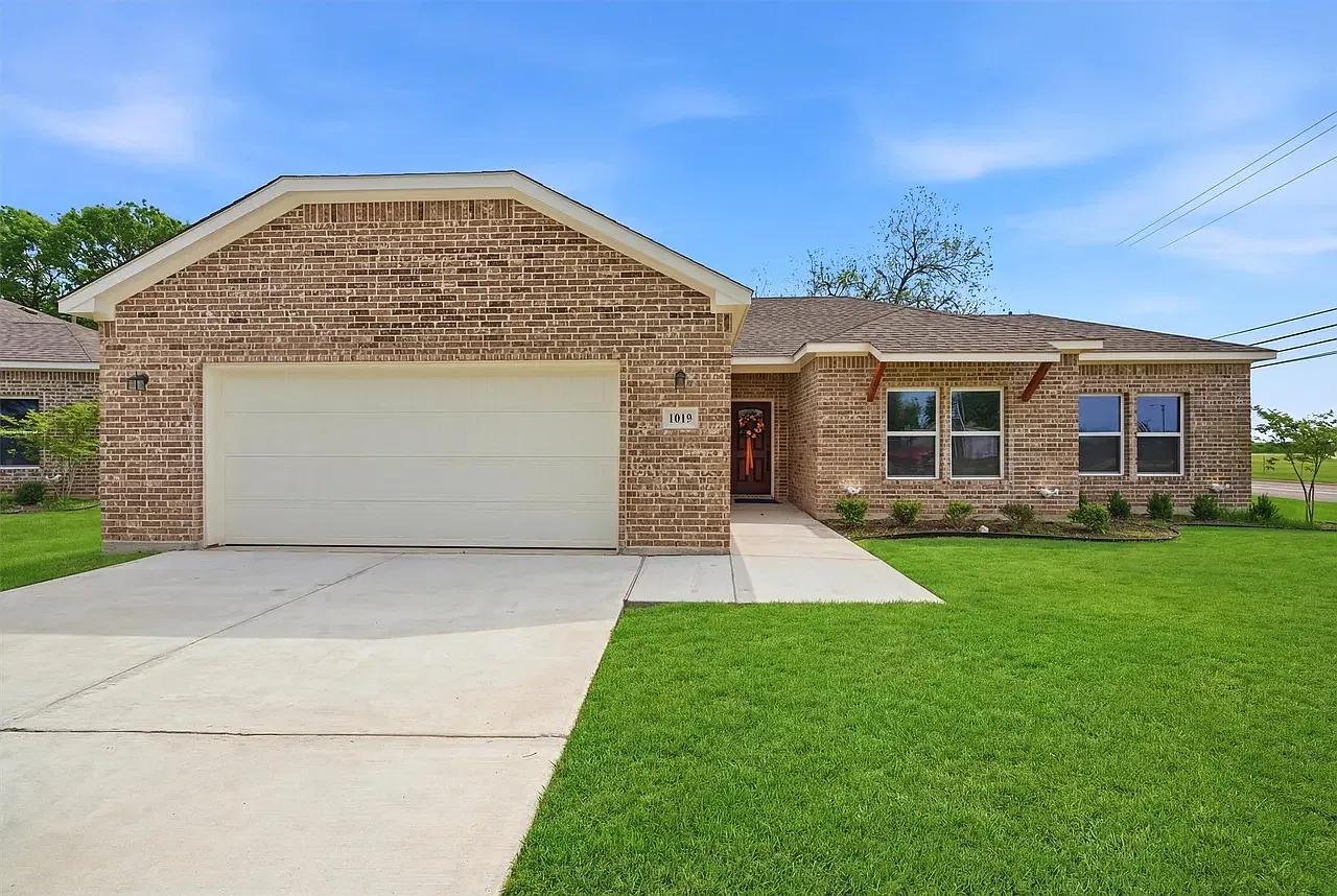 4 bed, 1843 sqft, $2,300 — Photo 1