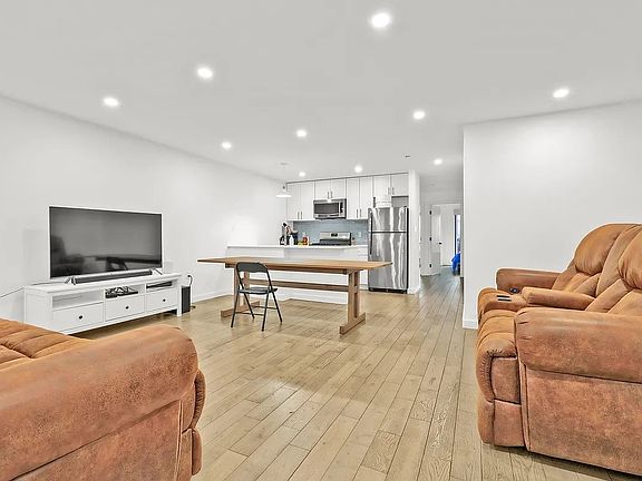 3rd image of 729 Chauncey St APT 2