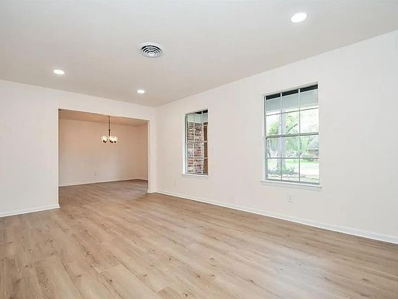 4th image of 7927 Braesdale Ln