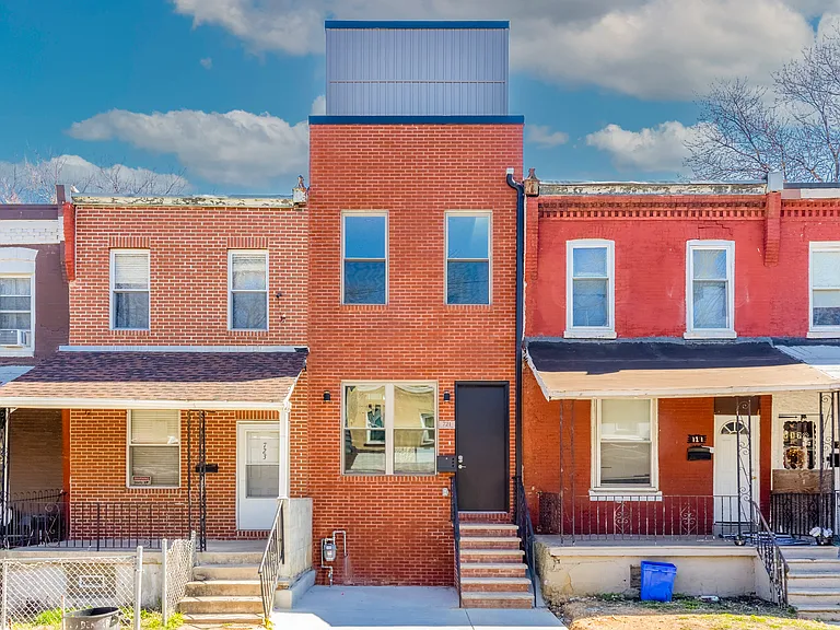 721 N De Kalb St — Photo 1