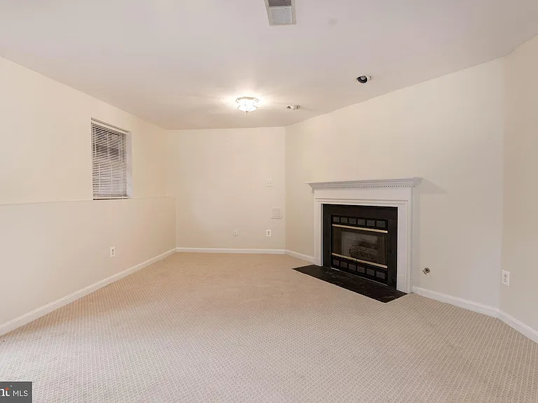 22037 Manning Sq — Photo 41