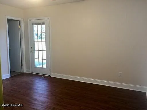 306 Sussex Ct — Photo 6