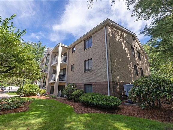 3rd image of 14 Bourbon St APT 32
