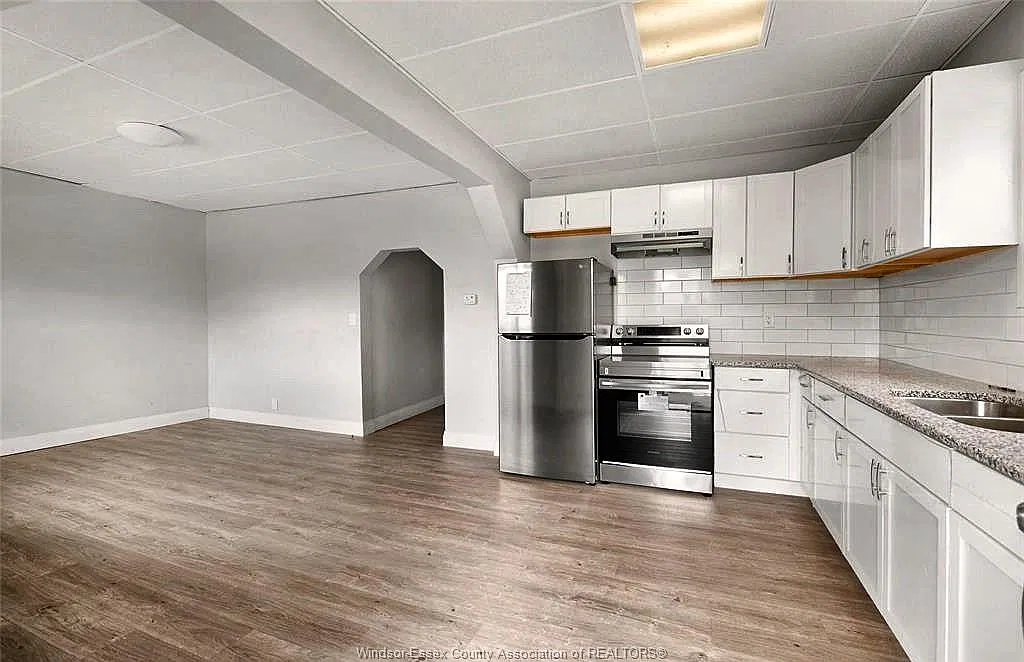 736 University Ave E — Photo 2