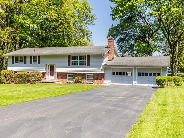 7 Squire Cir, Penfield, NY 14526