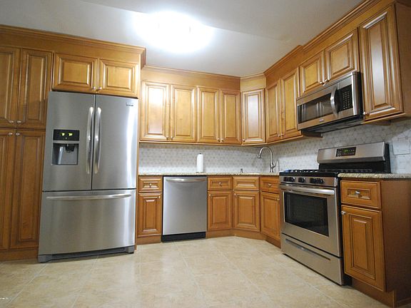 5th image of 125 Arbutus Ave