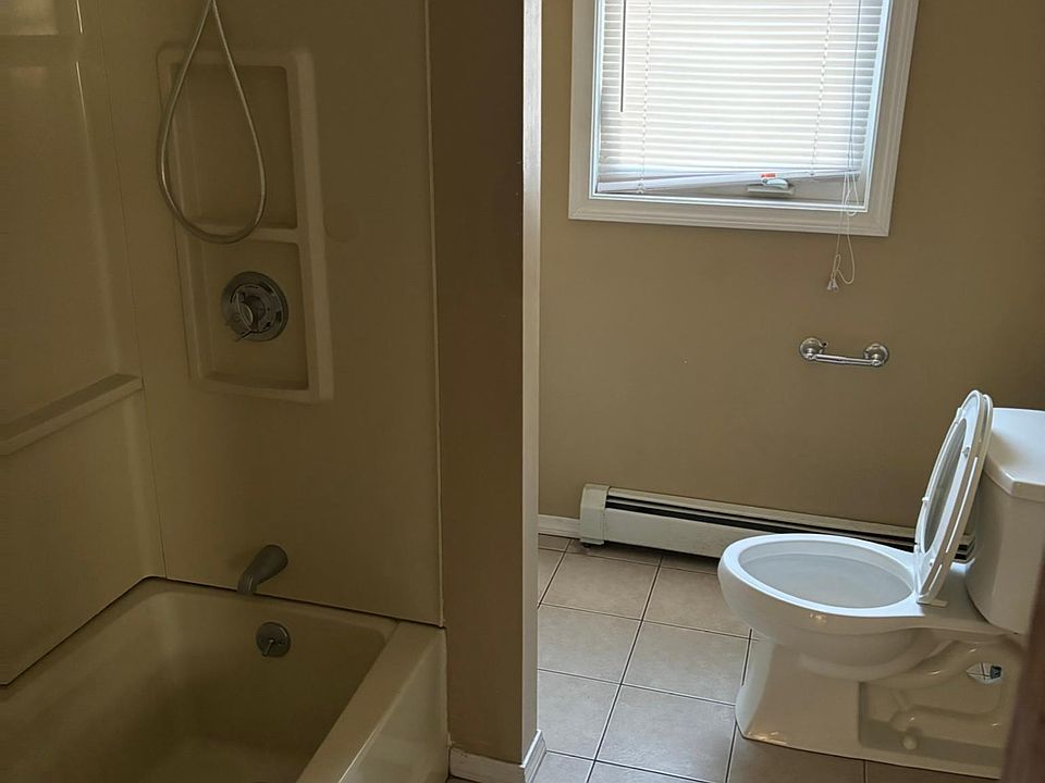 1st image of 14 Forest Ave Floor 1