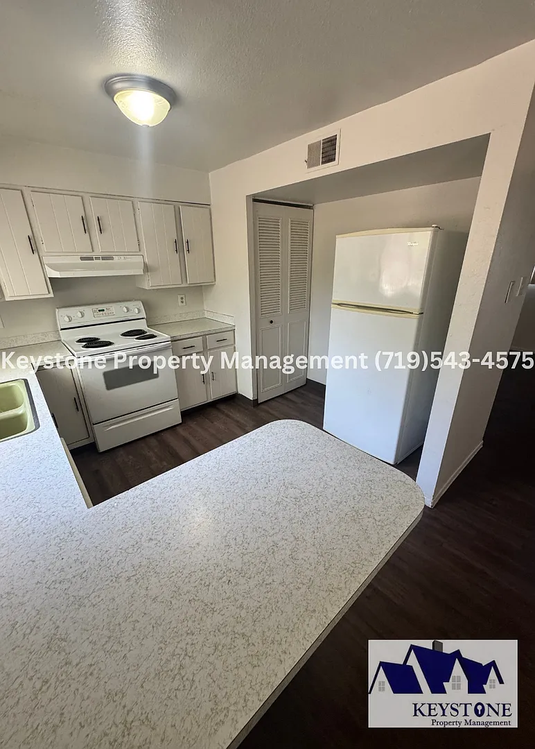 Spacious First-Floor 2-Bedroom Apartment in Belmont with Swamp Cooler! $1000/$1000 — Photo 1