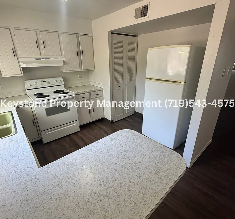 Spacious First-Floor 2-Bedroom Apartment in Belmont with Swamp Cooler! $1000/$1000