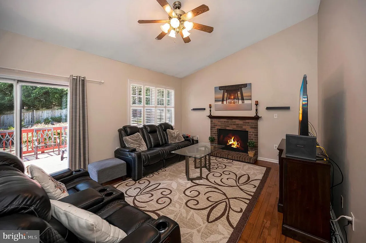 5 bed, 3996 sqft, $3,690 — Photo 2