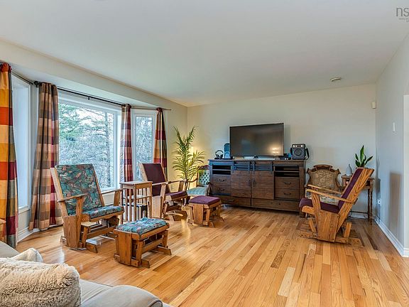 5th image of 15 Bainbridge Ct