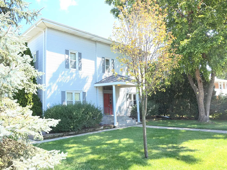 Rare ground floor unit available in quiet 4 unit building