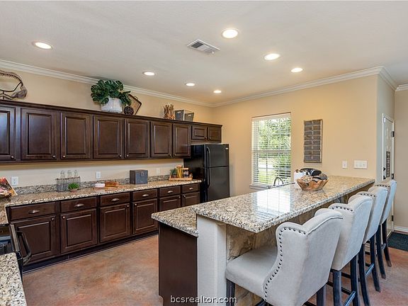 5th image of 307 Deacon Dr W