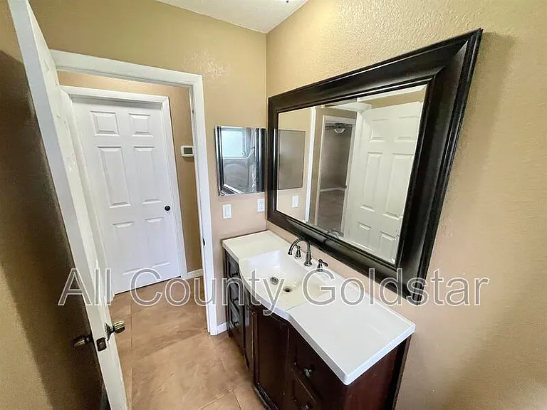 472 Ridgewood St — Photo 8