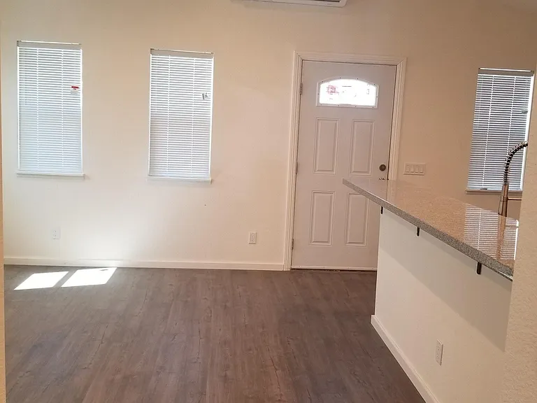 406 S Laurel St — Photo 13