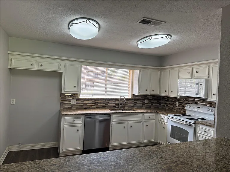 3302 Tompkins Dr — Photo 2