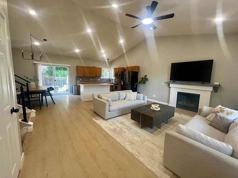 2093 E Greenleaf Ln — Photo 6