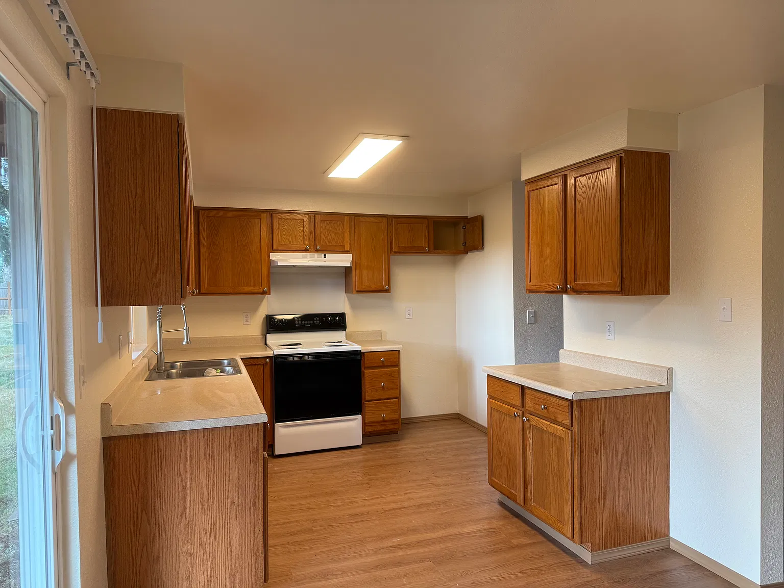 3 bed, 1.5 bath, 1200 sqft, $1,895 — Photo 2