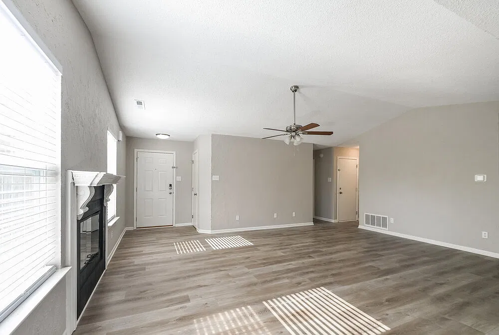 3 bed, 2.0 bath, 1326 sqft, $2,385 — Photo 4