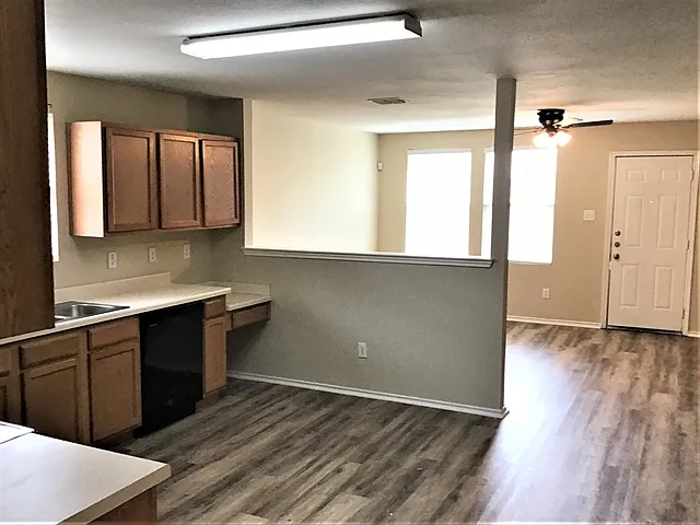 4 bed, 2.0 bath, 2093 sqft, $2,375 — Photo 4