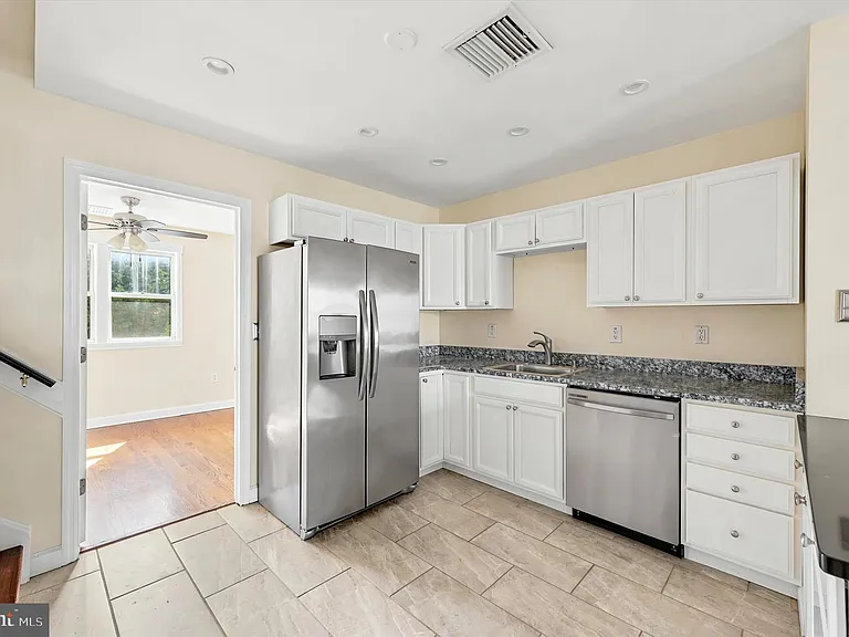 1215 Crease St — Photo 10