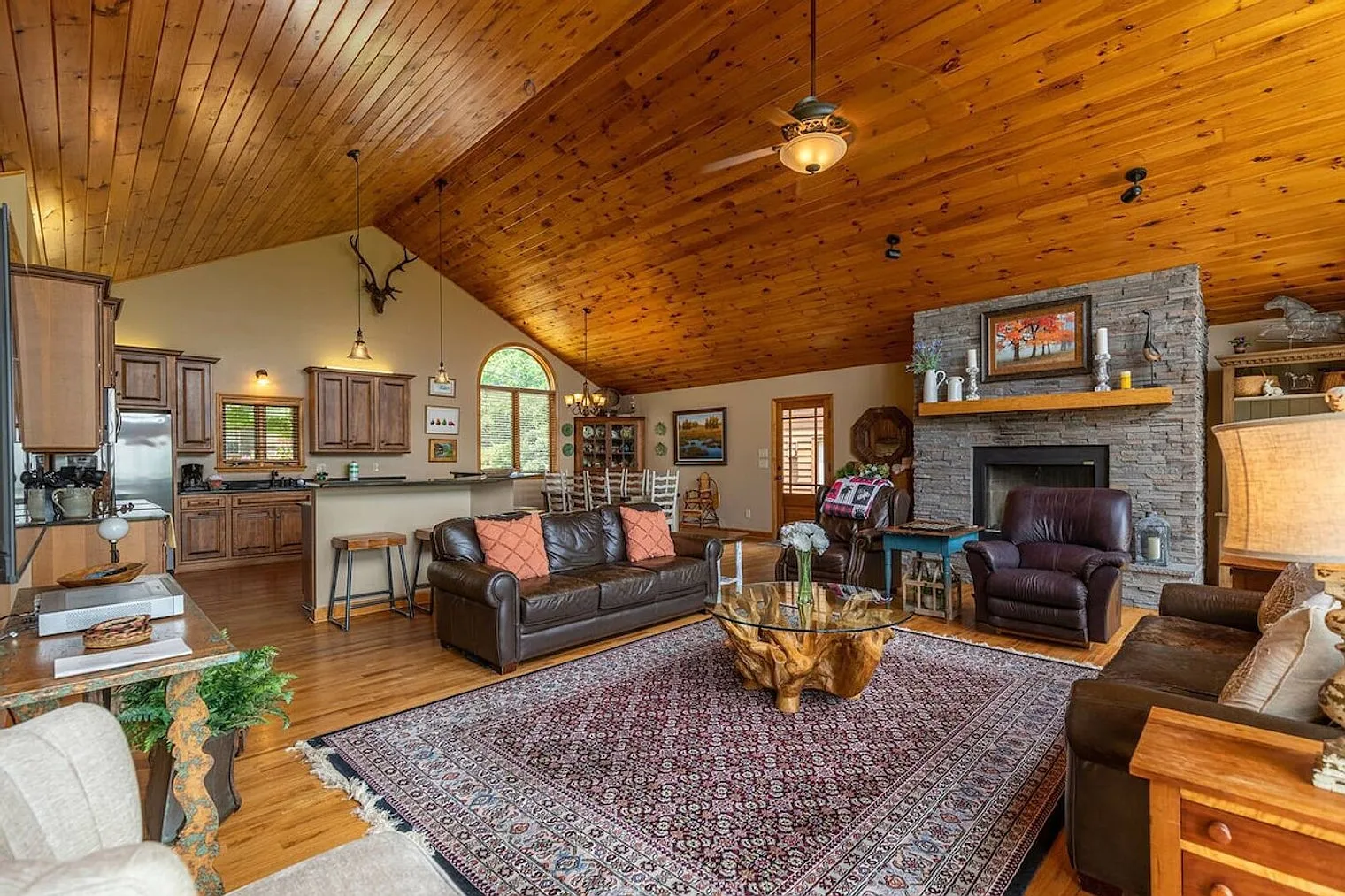 4 bed, 4.0 bath, 3110 sqft, $9,960 — Photo 4