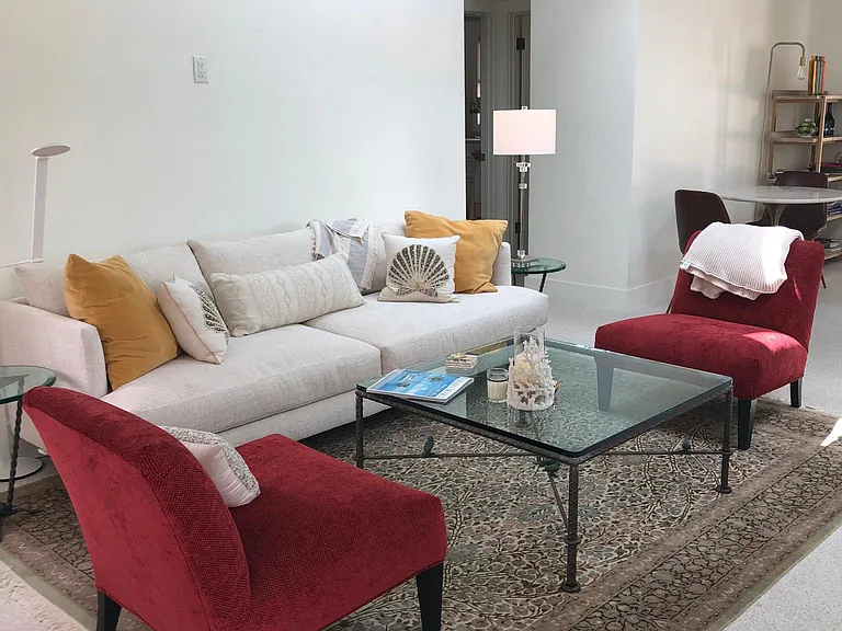 Living room. Vaulted ceilings.