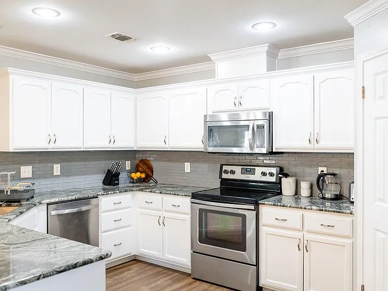 1215 Dorchester Dr — Photo 10